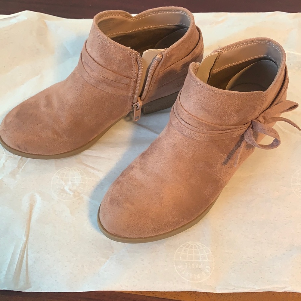 UNR8ED size 1y Girls dress shoes